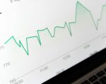 Finansielt dashboard med aktiehandelsdata og grafisk datavisualisering