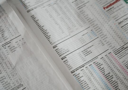 Finansavis på morgenbordet med aktiekurser og markedsnyheder